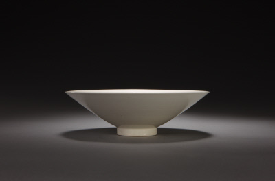 图片[1]-Imitation Ding kiln white-glazed carved sea water double-fish peony pattern bamboo hat bowl-China Archive